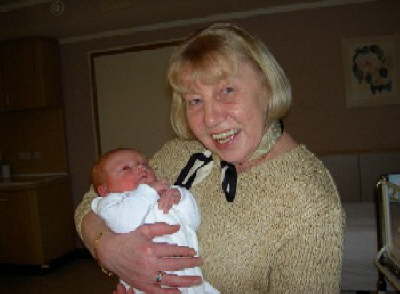Die stolze Fani, schon wieder Oma :-)