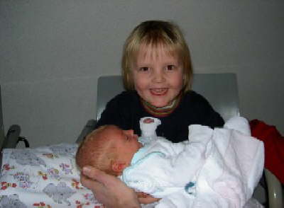 Tamina ist ganz stolz auf ihren kleinen Bruder